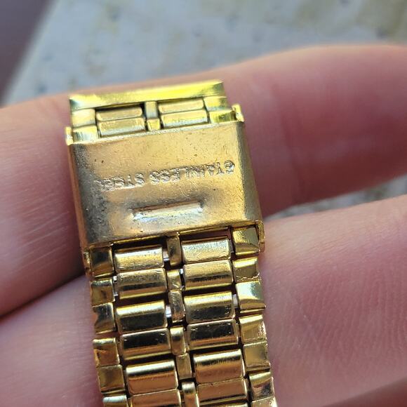 Vintage Watches Gold Digital LCD Quartz Alarm Chrono Retro Watch 1980s Style - Picture 5 of 10